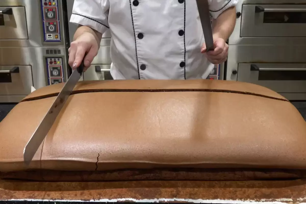 (ویدئو) مهارت درخشان قناد مالزیایی در برش زدن کیک بزرگ شکلاتی