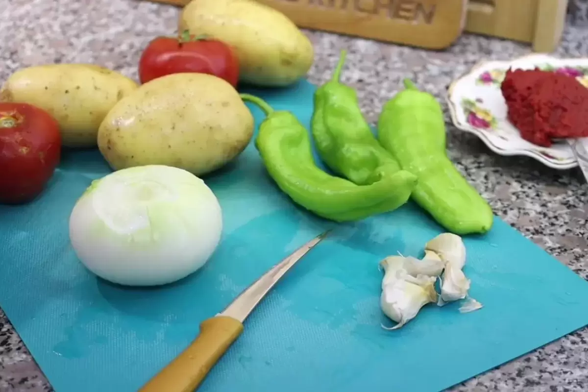 (ویدئو) طرز تهیه یک غذای ارزان و خوشمزه با قارچ و سیب زمینی