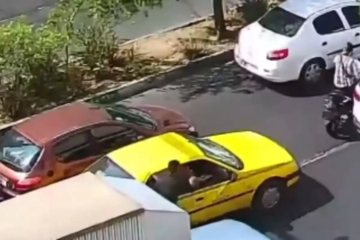 ببینید | لحظه سرقت تلفن همراه پشت چراغ قرمز در صدم ثانیه در تهران