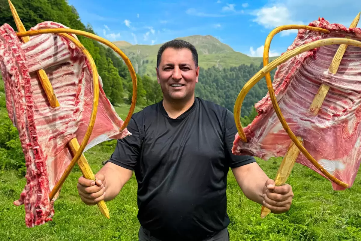 (ویدئو) پخت دنده کباب بره به روش آشپز مشهور روستایی آذربایجانی