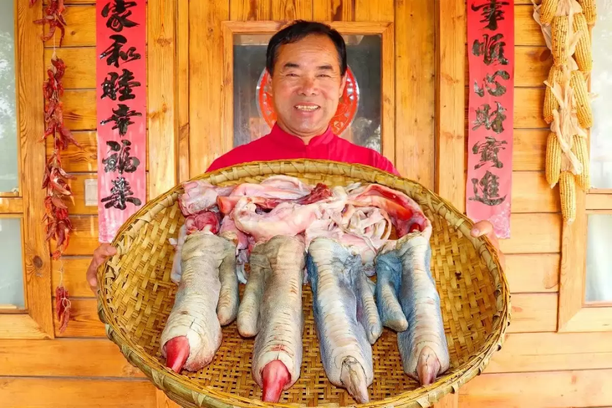 (ویدئو) پخت پنجه شتر مرغ غول پیکر توسط عمو روستایی، آشپز مشهور چینی