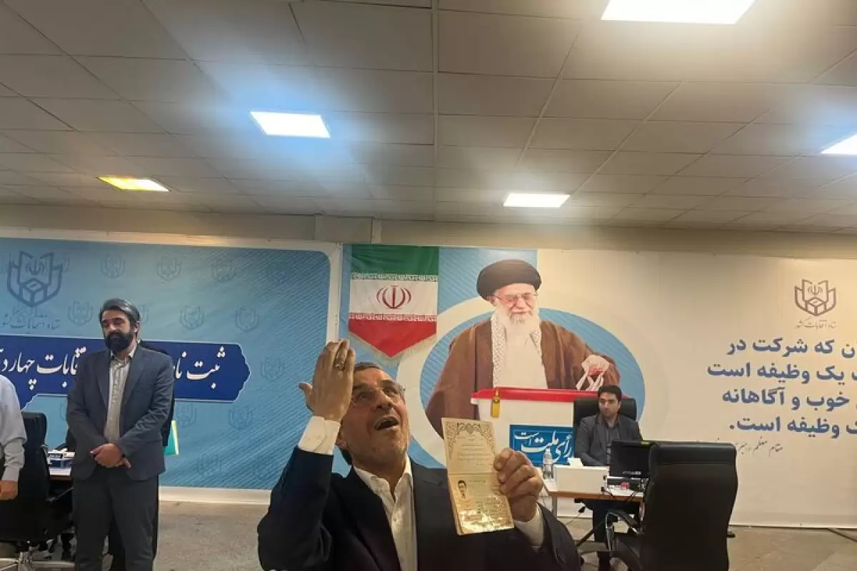 ببینید | اولین انتقاد احمدی‌نژاد مقابل دوربین‌ها وسط ستاد انتخابات وزارت کشور: یکی میگه بالاتر یکی میگه پایین‌تر!
