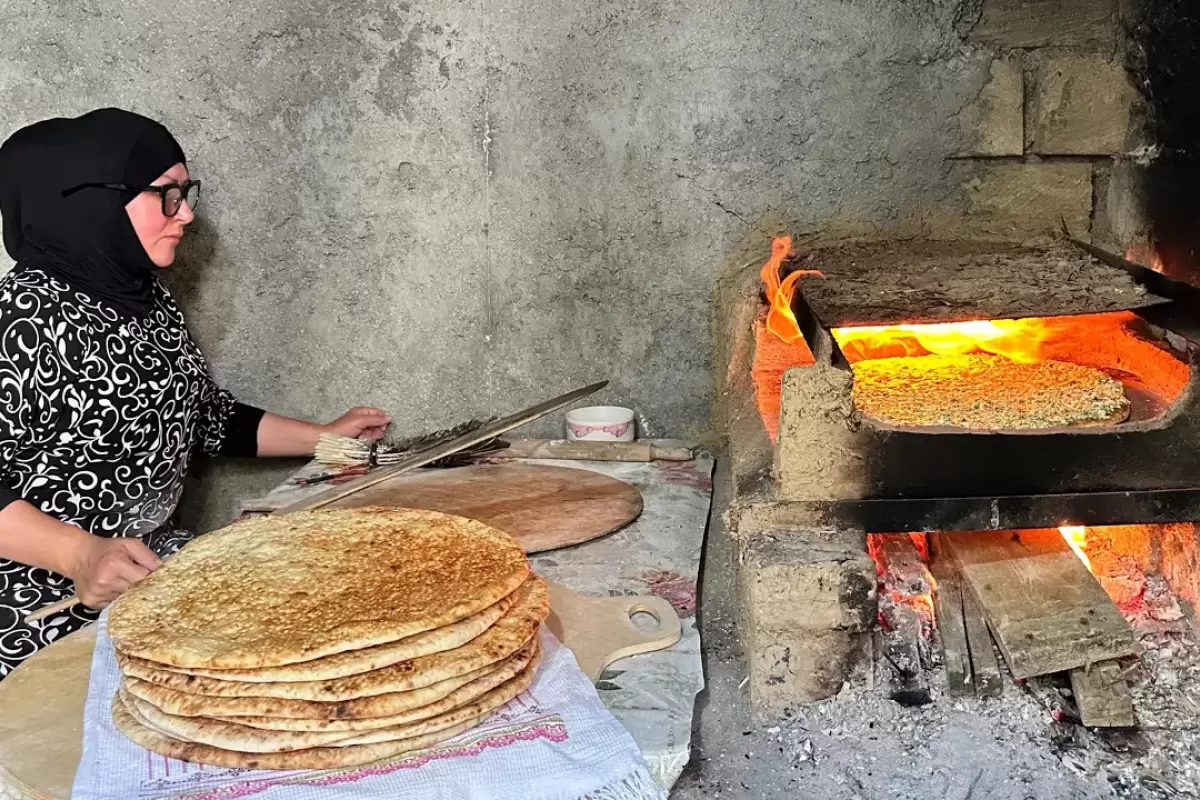 (ویدئو) فرآیند پخت دیدنی نان سنتی به روش بانوی روستایی آذربایجانی