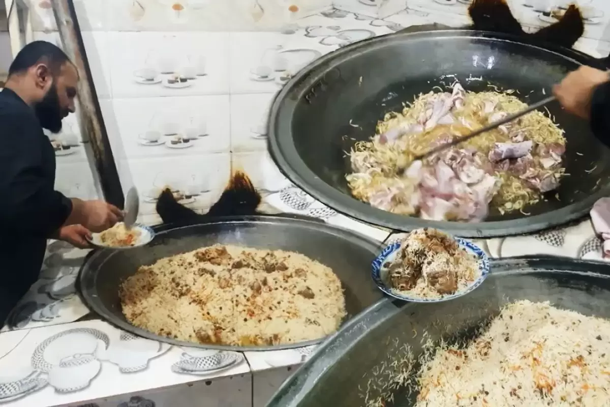 (ویدئو) غذای خیابانی در افغانستان؛ پخت 35 کیلو قابلی پلو در کابل