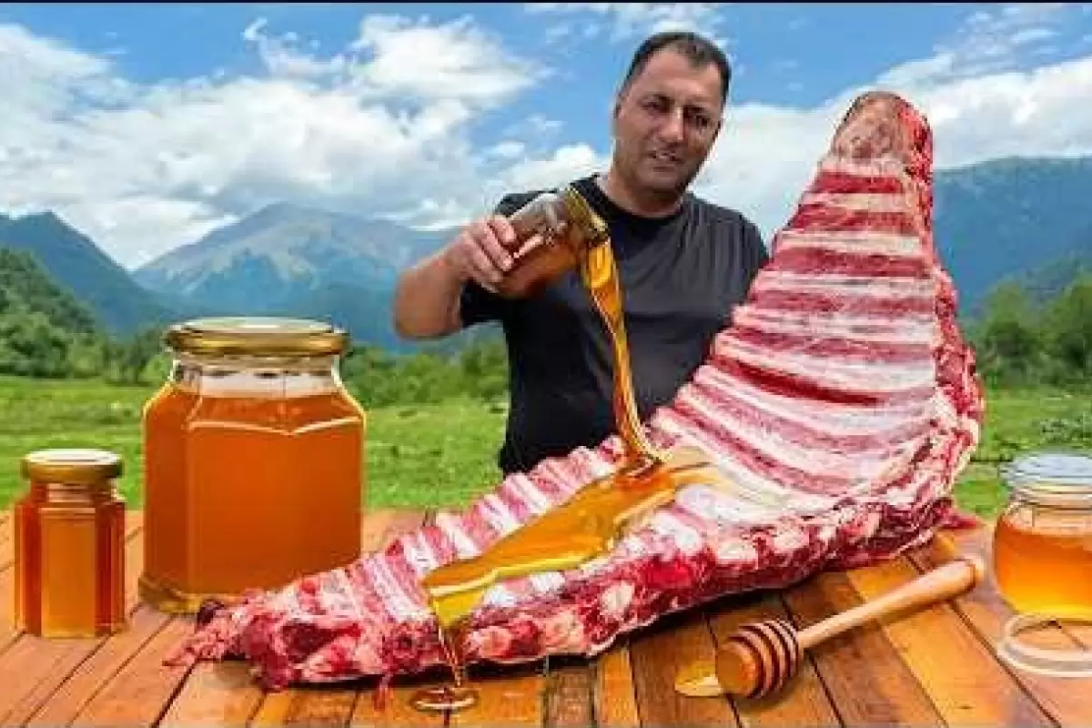 (ویدئو) پخت یک غدای خاص با دنده گاو و عسل به روش آشپز روستایی آذربایجانی