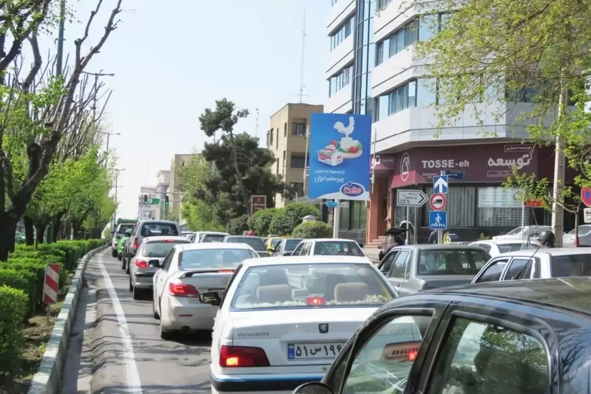 گزارش پلیس درباره حضور خانمی نیمه‌برهنه با پوششی نامتعارف در چهارراه جهان کودک + جزئیات