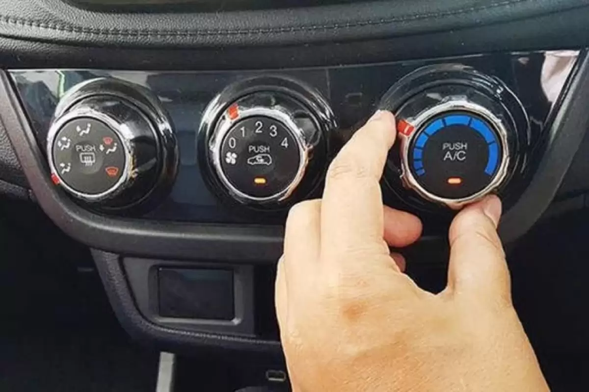 کاربرد دکمه AC در ماشین چیست ؟