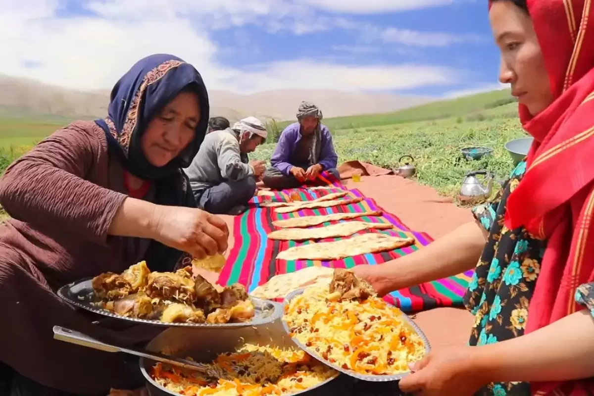 (ویدئو) فرآیند پخت کابلی پلو به روش مادر بزرگ عشایر افغانستانی