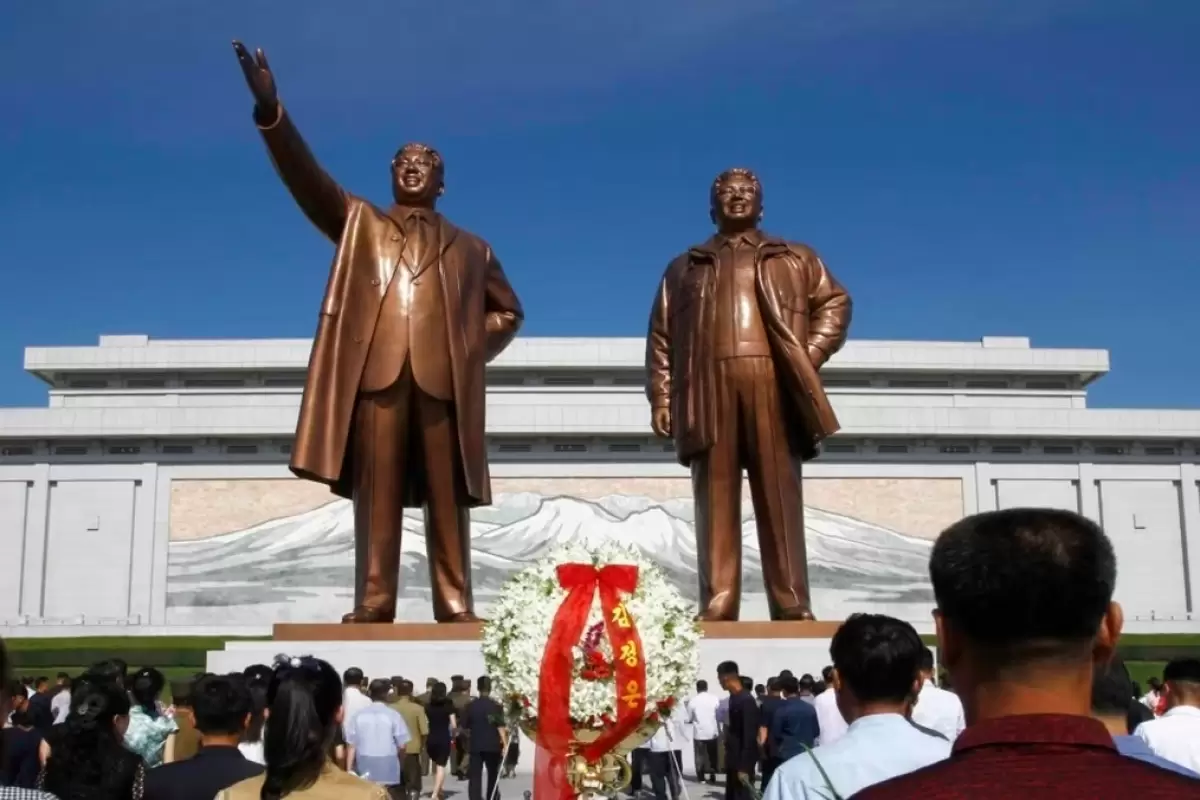 (ویدئو) سه دقیقه سکوت به مناسبت سالگرد درگذشت بنیانگذار کره‌شمالی