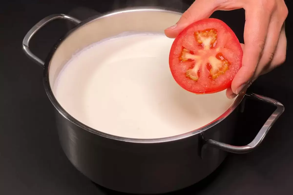 (ویدئو) طرز تهیه پنیر هامبورگی با 2 لیتر شیر و گوجه فرنگی!
