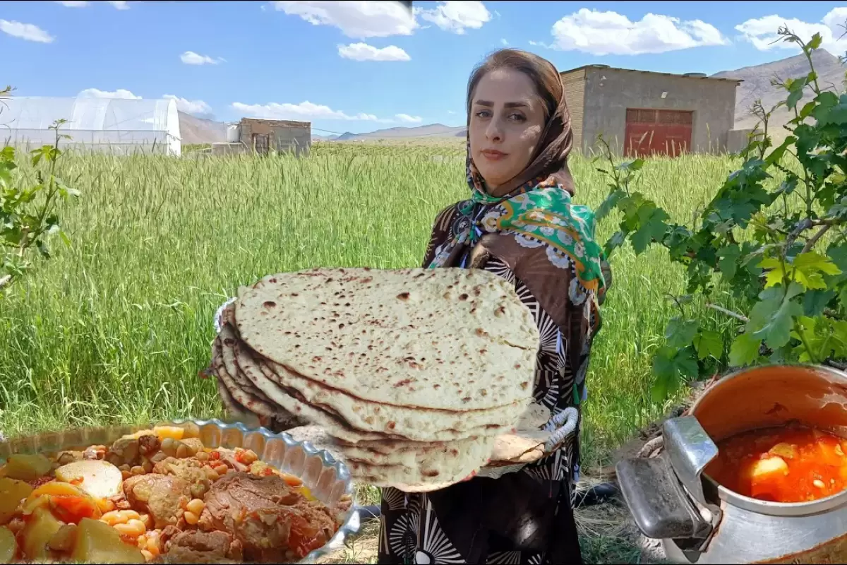 (ویدئو) نحوه پخت آبگوشت محلی با گوشت بره توسط یک بانوی روستایی