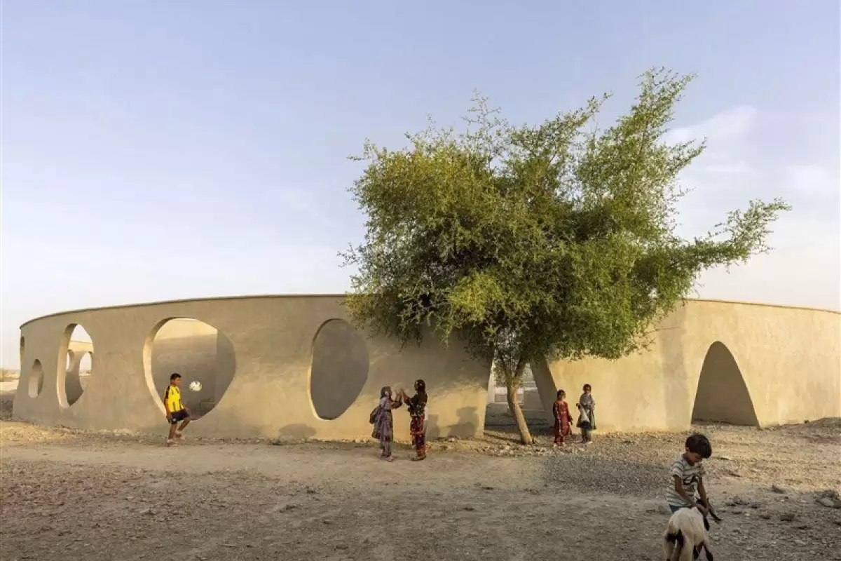 (تصاویر) این مدرسه در چابهار، شاهکار معماری در جهان است