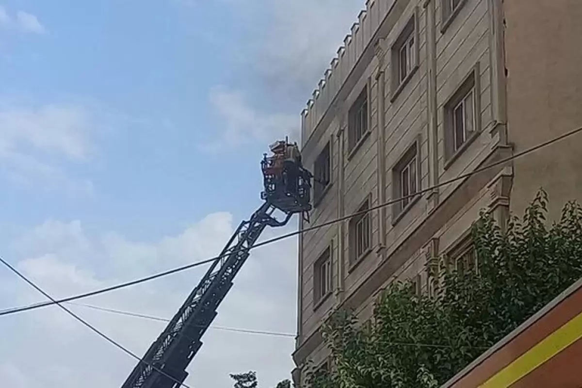 آتش‌سوزی شدید در یافت آباد؛ ۳ آتش‌نشان مصدوم شدند
