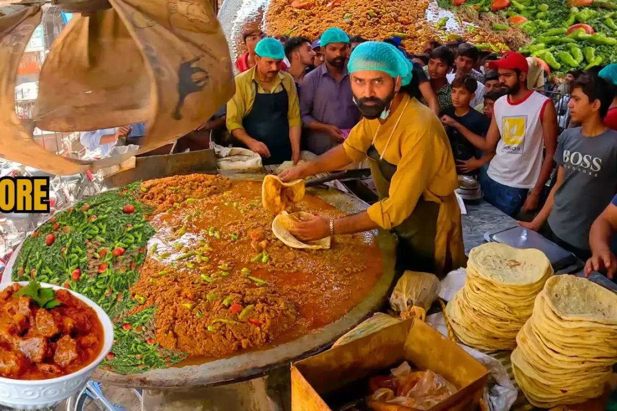 (ویدئو) غذای خیابانی در پاکستان؛ پخت یک غذای محبوب لاهوی با جگر گاو و بره