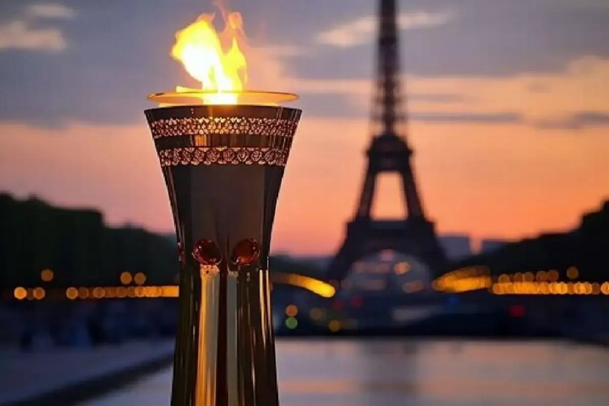 ببینید | حمل مشعل المپیک از بالای ساختمان‌های پاریس