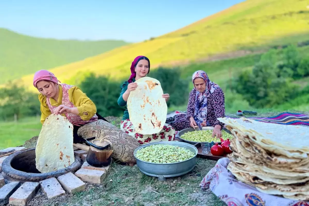 (ویدئو) نمایی نزدیک از پخت نان محلی تنوری توسط بانوان روستایی البرزنشین