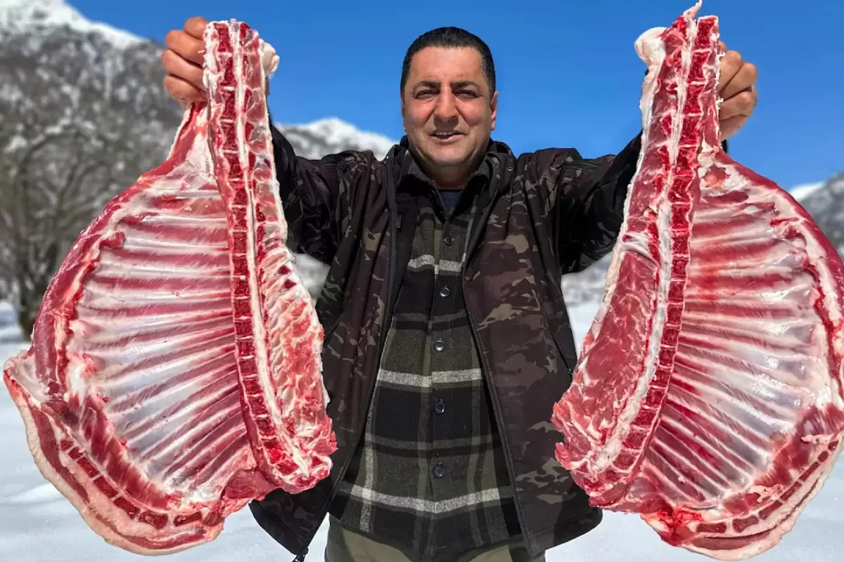 (ویدئو) روش دیدنی آشپز روستایی آذربایجانی در پخت دنده بره