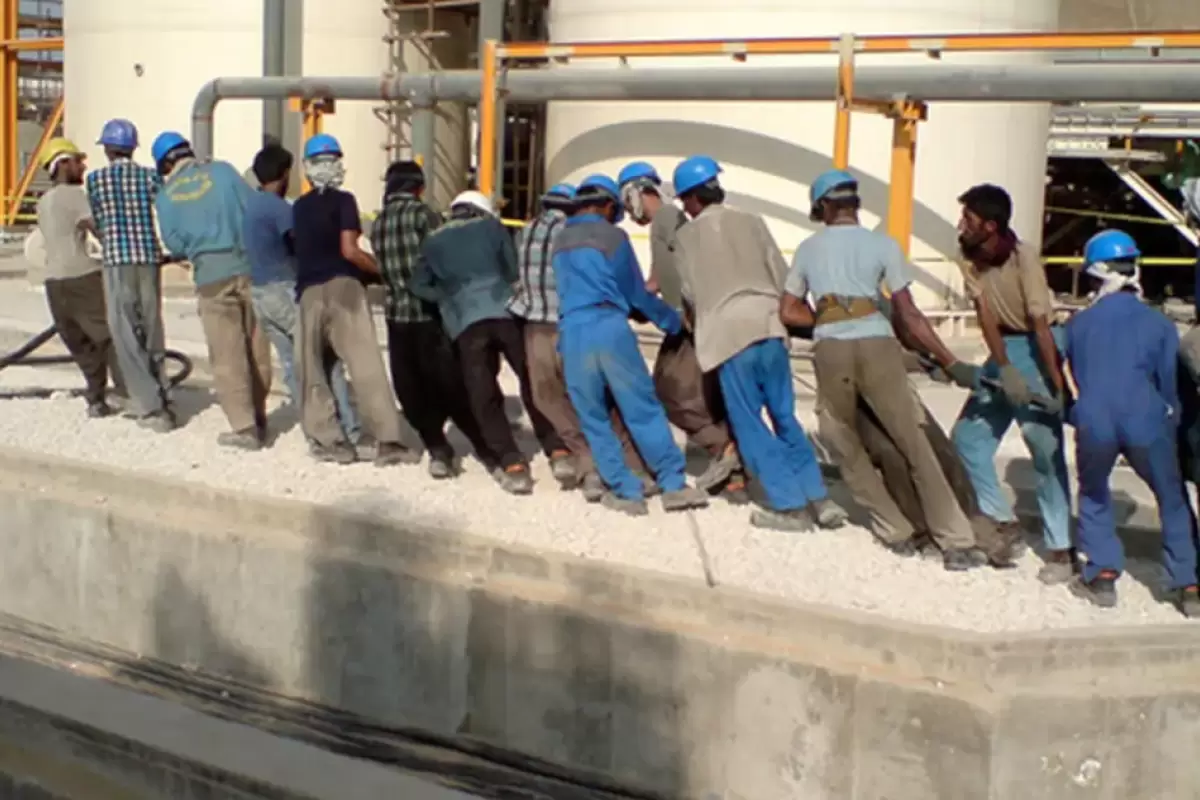 (ویدیو) کارگران عسلویه این روز‌ها در گرما خود را اینطور خنک می‌کنند
