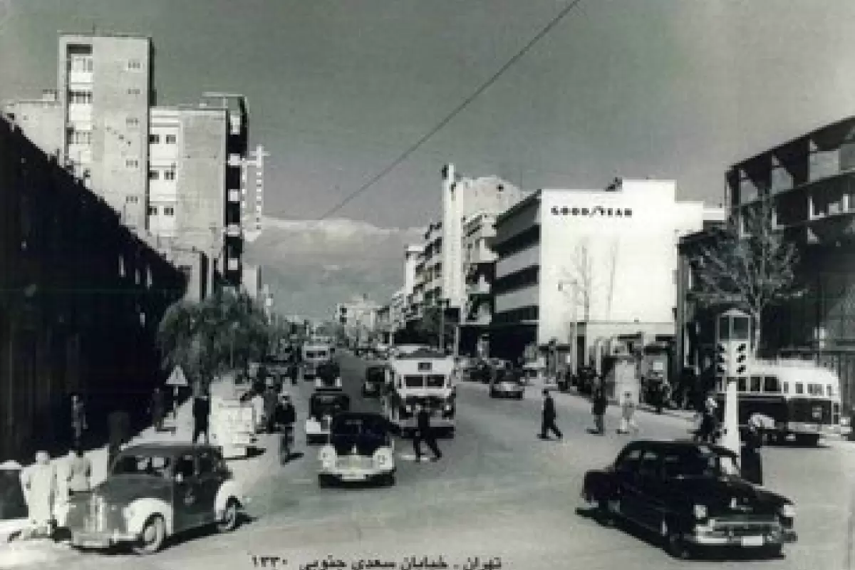 (عکس) سفر به تهران قدیم؛ پوشش مردم تهران در یکی از خیابان‌های شهر؛ ۷۵ سال قبل