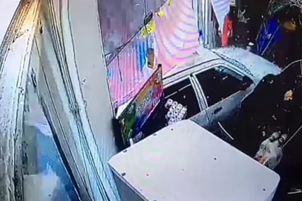 ببینید | منحرف شدن خودرو داخل یک مغازه در خیابان شمس آبادی کاشان