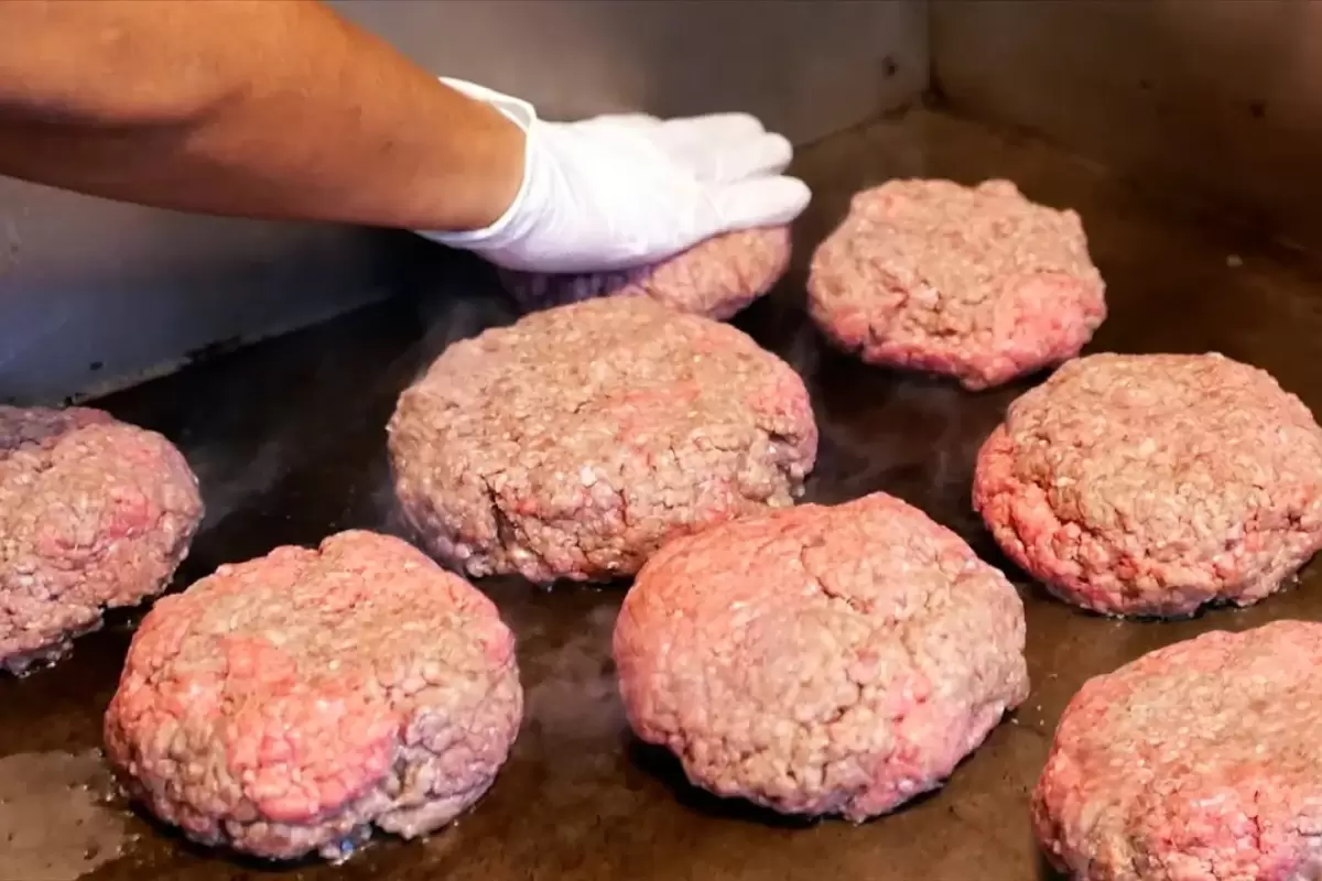 (ویدئو) غذای خیابانی در آمریکا؛ پخت همبرگرهای محبوب مردم واشنگتن