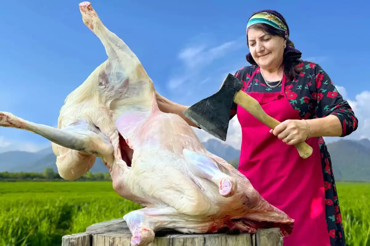 (ویدئو) فرآیند پخت بره با پلو به روش متفاوت مادر بزرگ روستایی آذربایجانی