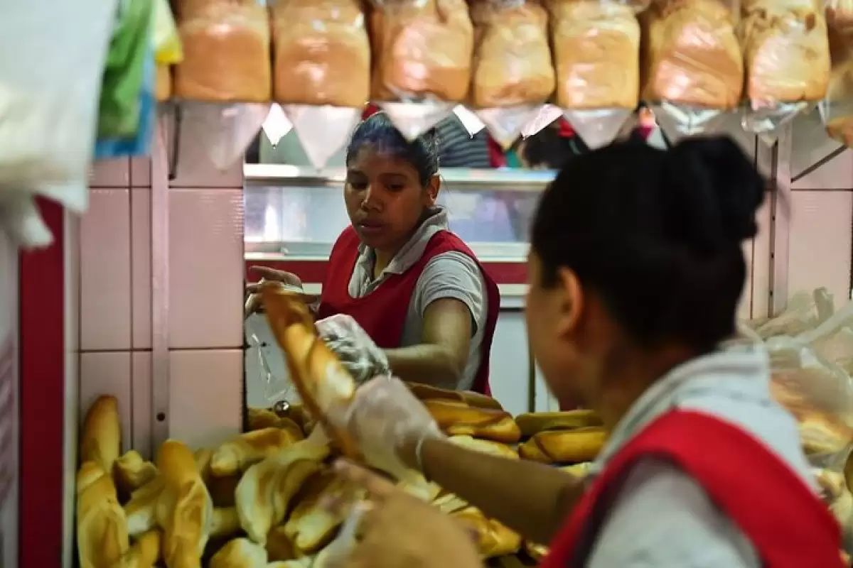 ببینید | تقسیم نان در ونزوئلا برای سرنگونی دولت مادورو