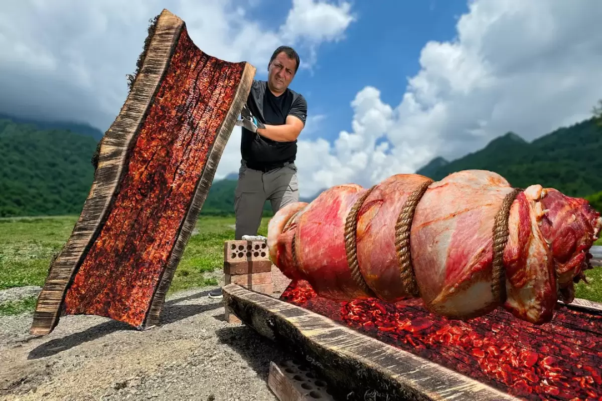 (ویدئو) کباب کردن دیدنی گوشت بره در کنده درخت به روش آشپز آذربایجانی