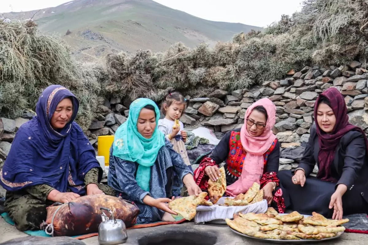 (ویدئو) پخت نان محلی، کوکو و کره به روش زنان عشایر افغان