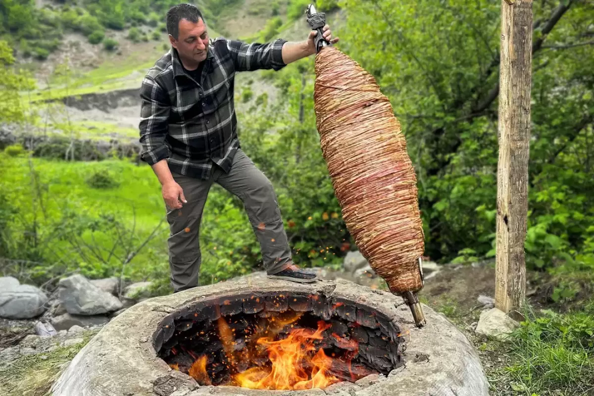 (ویدئو) پخت «کوکورچ» با 5 هزار متر روده به سبک آشپز روستایی آذربایجانی