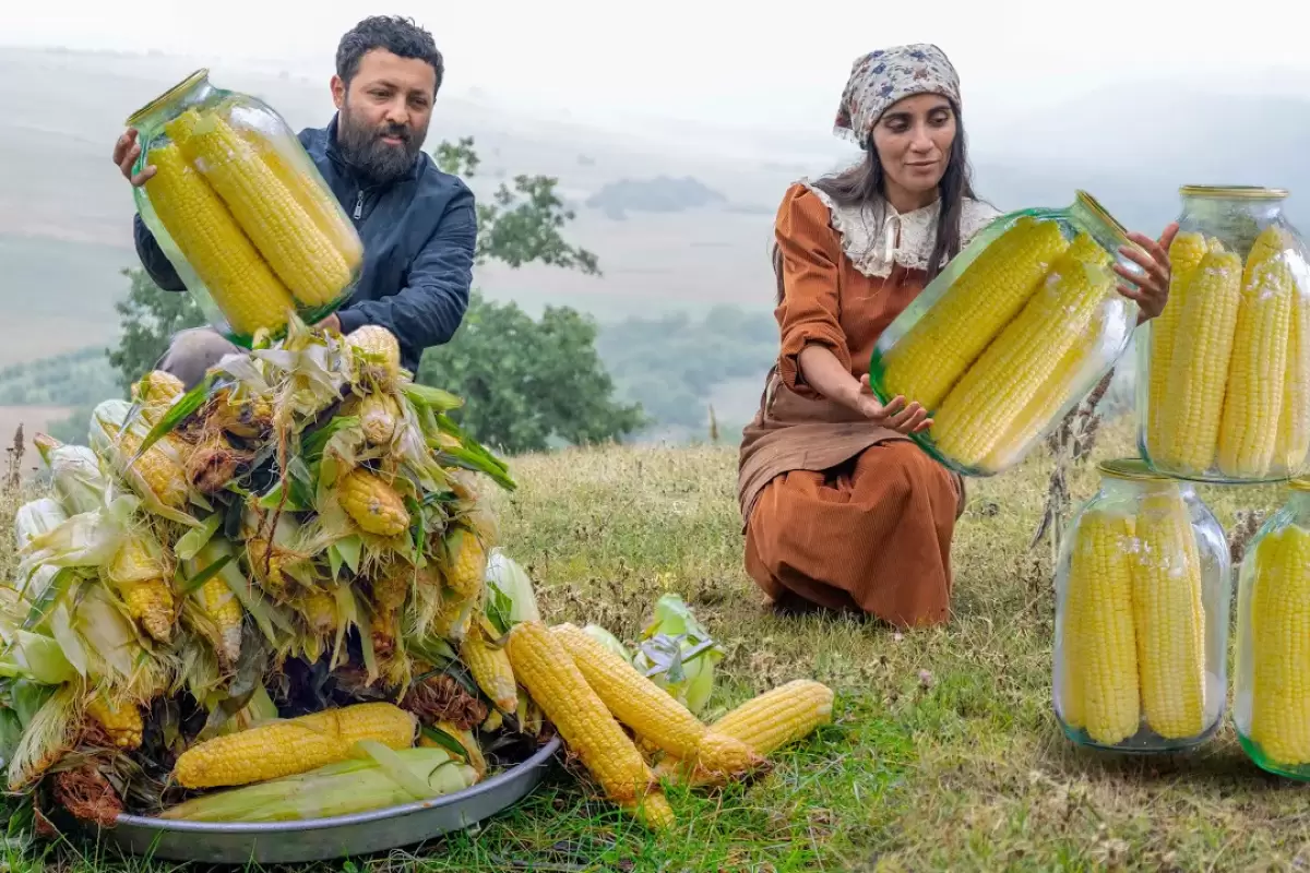 (ویدئو) روشی متفاوت برای تهیه «کنسرو ذرت» به روش بانوی روستایی آذربایجانی