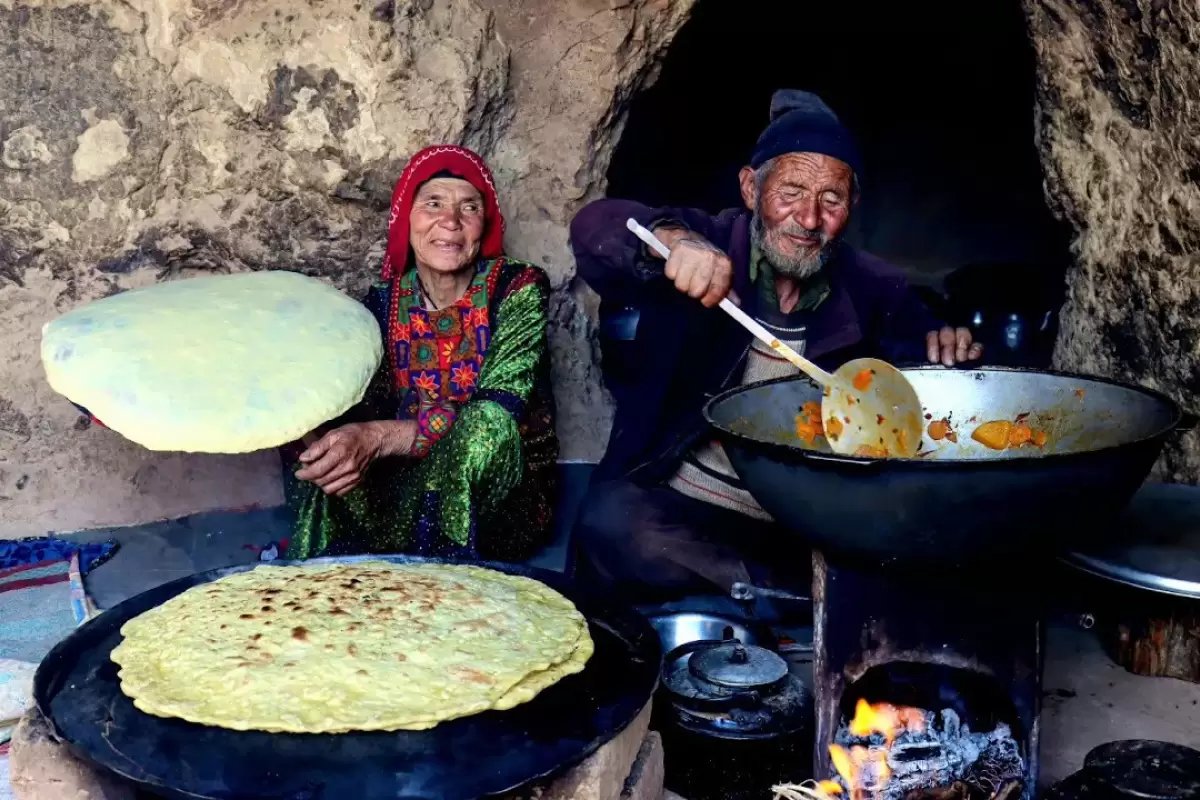 (ویدئو) پخت خوراک مرغ و نان محلی توسط زوج روستایی مسن افغان