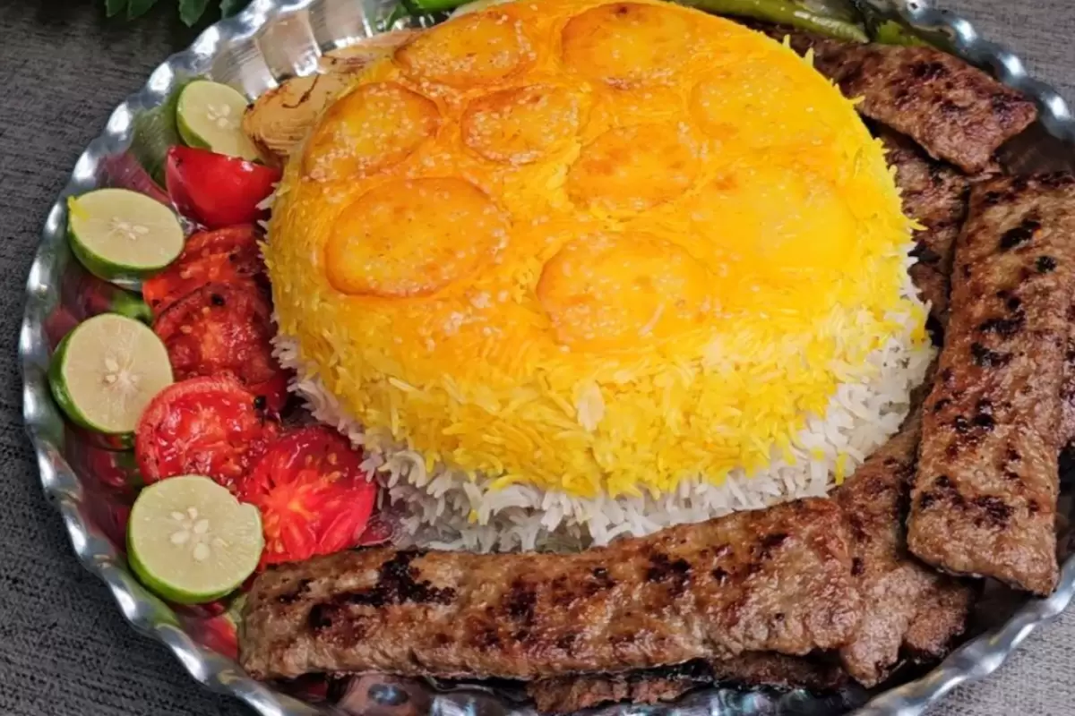 (ویدئو) طرز پخت ساده و متفاوت کباب تابه‌ای بازاری