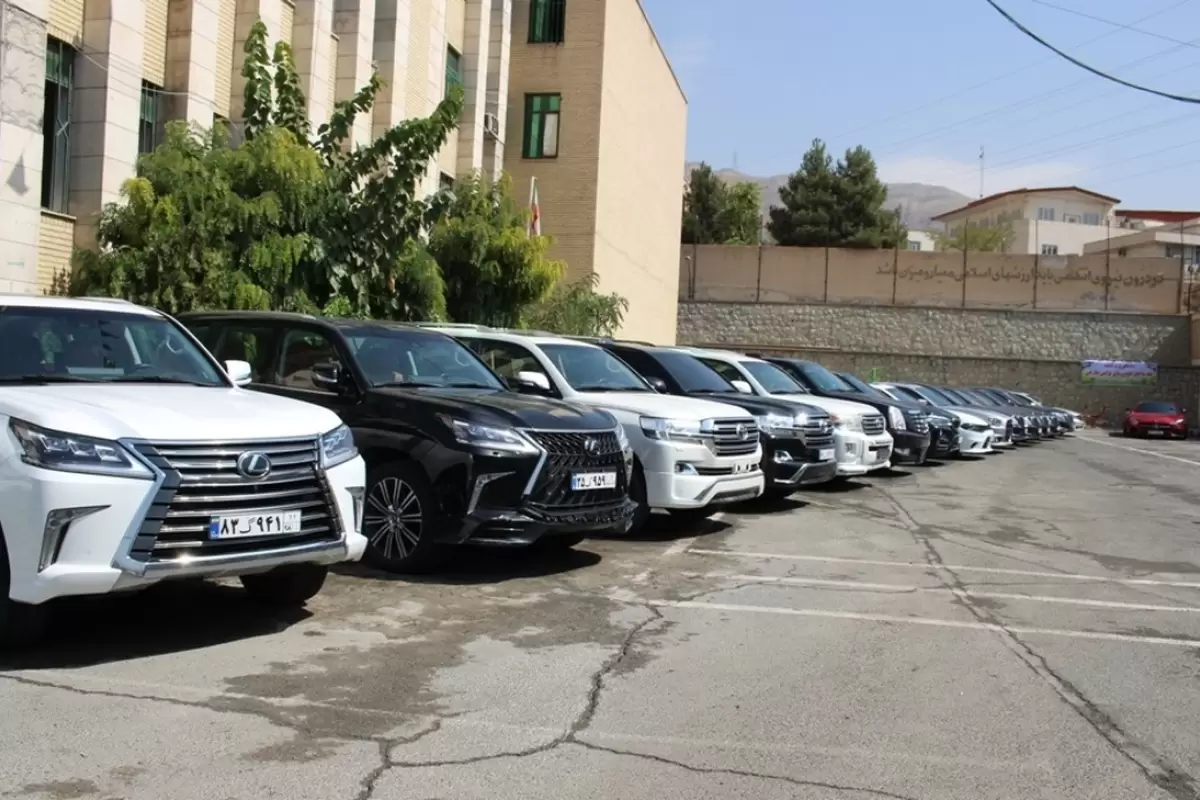 کشف ۱۴ خودروی BMW قاچاق در یک ساختمان مسکونی