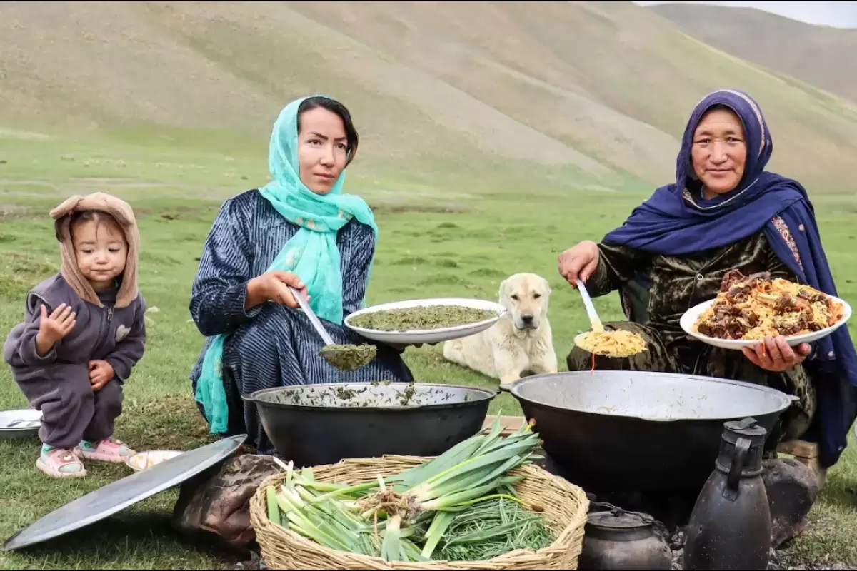 (ویدئو) پخت یک غذای محلی با سبزیجات کوهی توسط مادر و دختر عشایر افغان