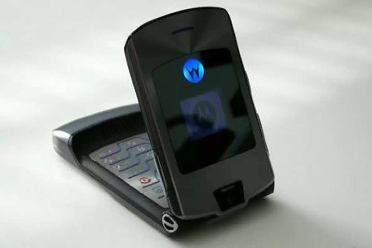 ( تصاویر) موتورولا RAZR V3؛ متفاوت ترین موبایل زمان خود!