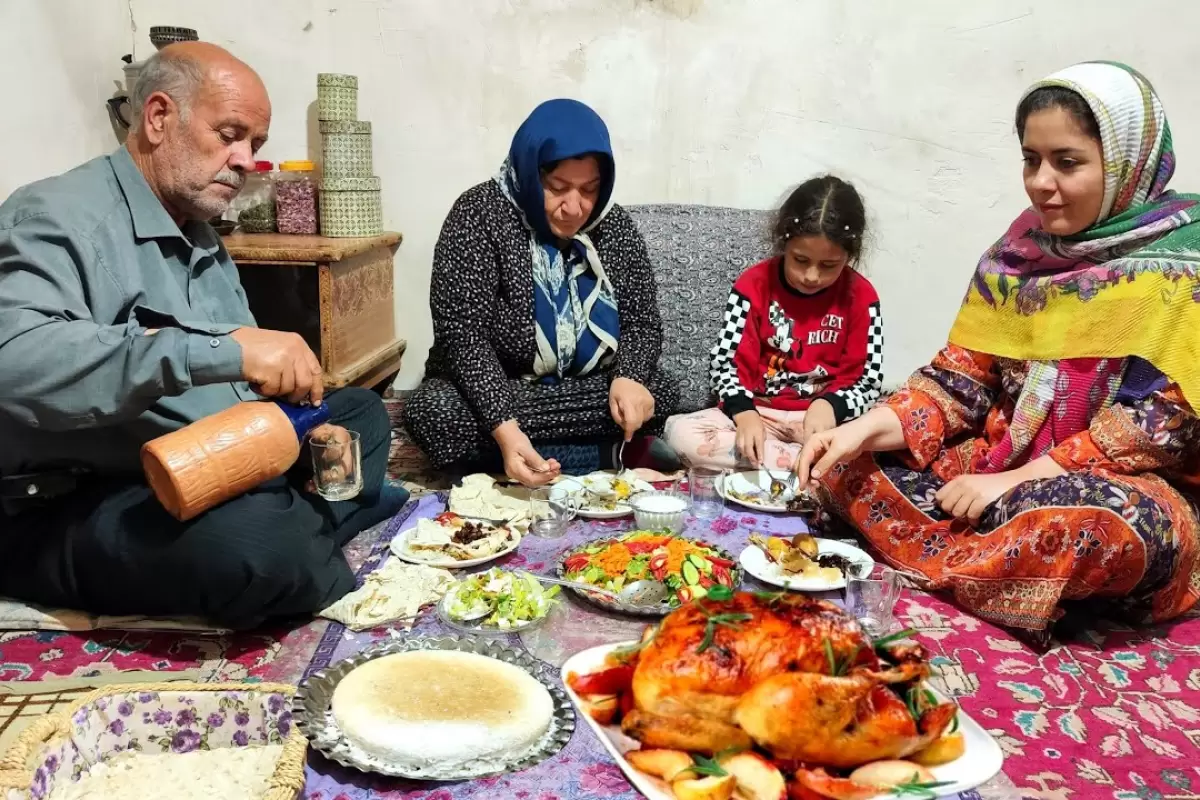 (ویدئو) پخت مرغ شکم پر متفاوت به روش دیدنی یک بانوی روستایی ارومیه ای