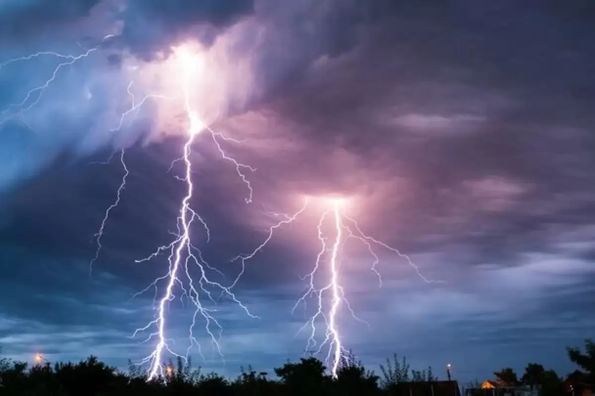 ببینید | همزمانی خارق‌العاده رعد و برق و فوران آتشفشان در گواتمالا