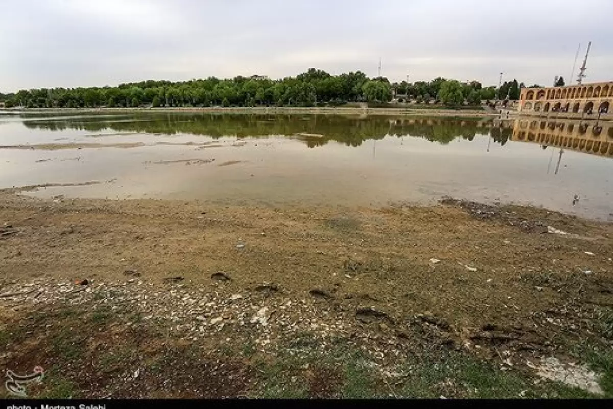 ببینید |  بستر خشک زاینده‌رود در آتش سوخت