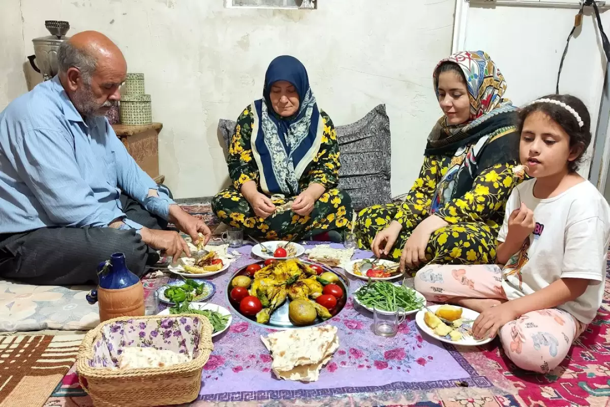 (ویدئو) پخت مرغ با سبزیجات روی سنگ به روش بانوی روستایی ارومیه ای