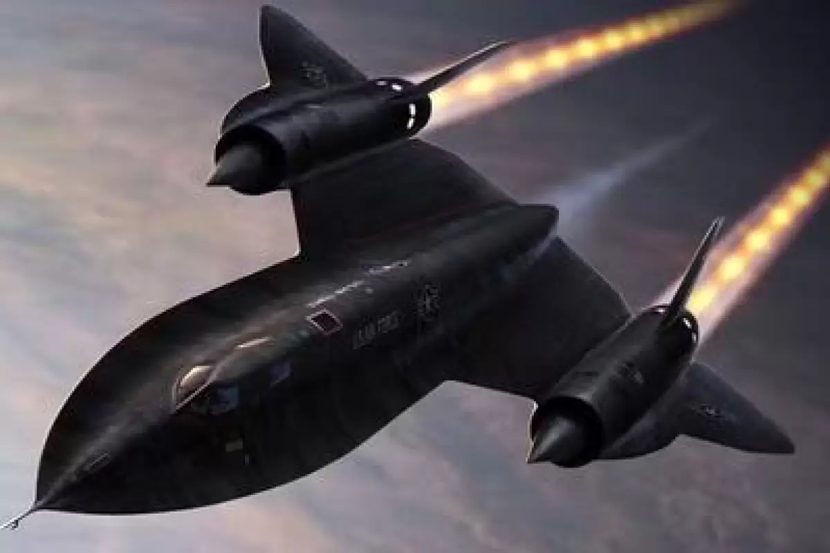 عکسی قدیمی مربوط به تولید جنگنده رادارگریز SR-71 بلک برد در پام دیل کالیفرنیا