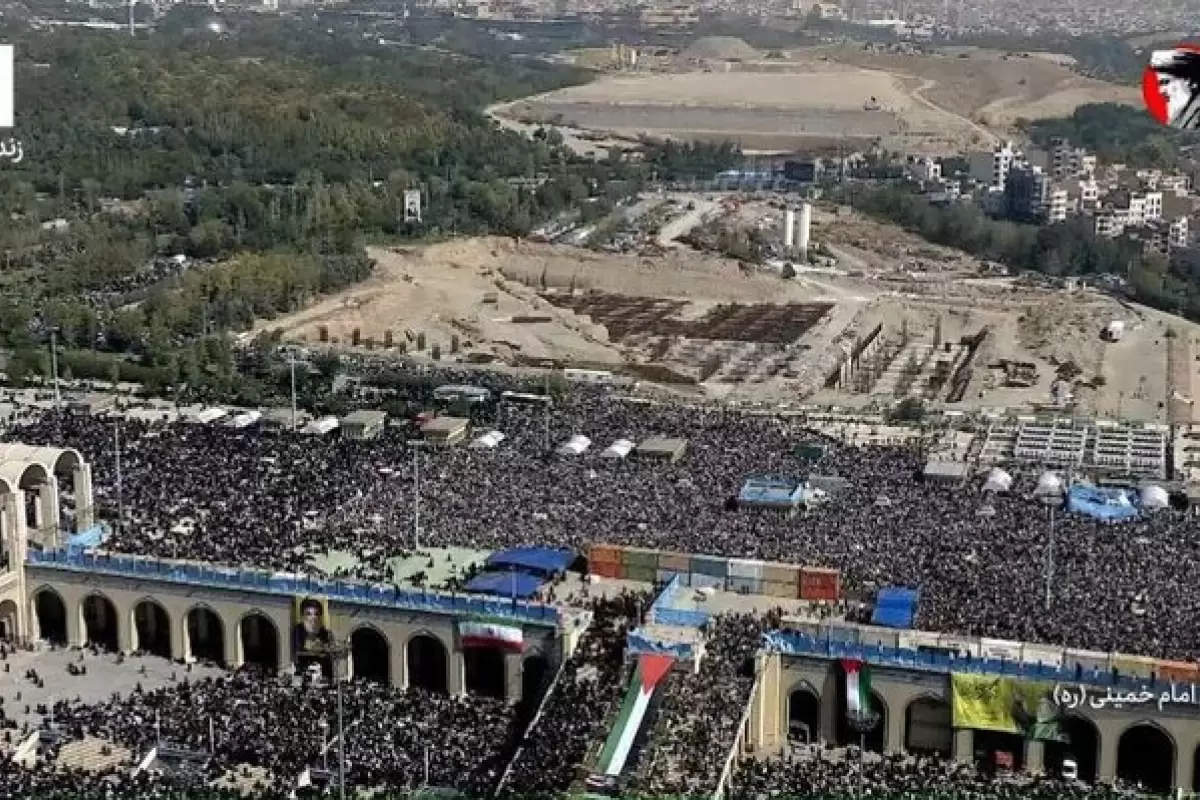 ببینید | صفوف نماز جمعه در اتوبان حکیم به ورودی تونل رسالت رسید