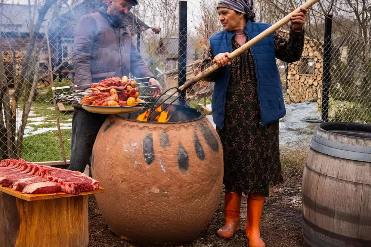 (ویدئو) ساخت تنور و پخت غذابا گوشت بره در آن توسط  زوج مسن آذربایجانی