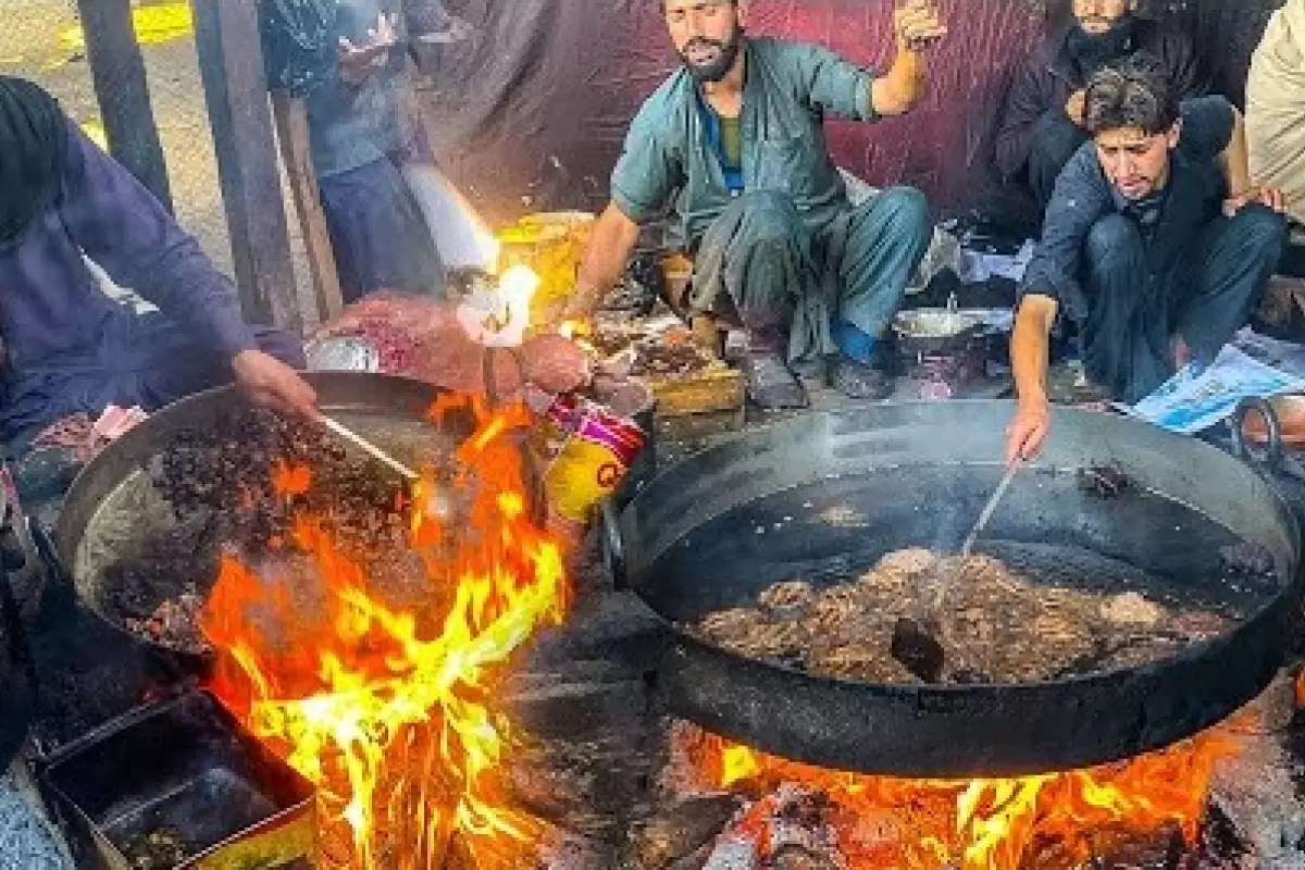 (ویدئو) غذای خیابانی در پاکستان؛ پخت چپلی کباب و ماهی سرخ شده