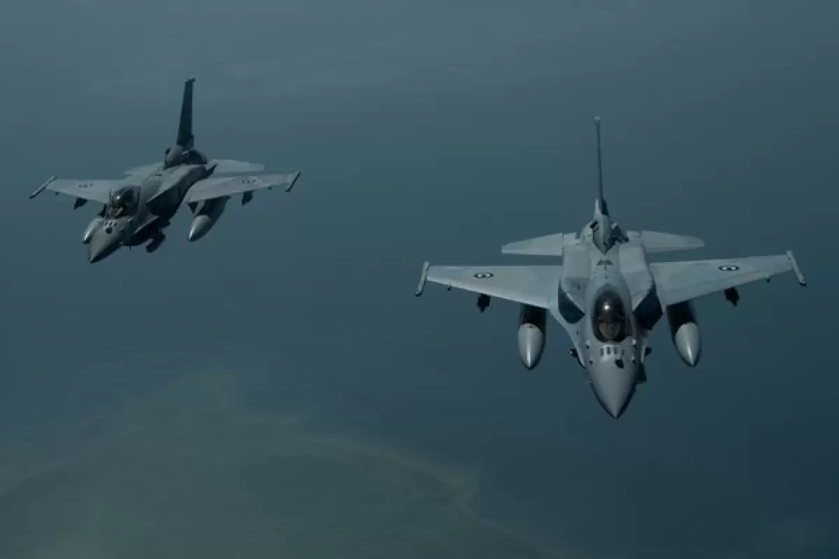 ببینید | غافلگیر شدن جنگنده F-16 نیروی هوایی آمریکا حین رهگیری بمب‌افکن استراتژیک نیروی هوایی روسیه!