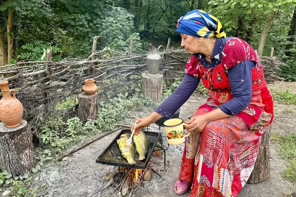 (ویدئو) پخت سبزی پلو با ماهی شکم پر به روش بانوی روستایی مازندرانی