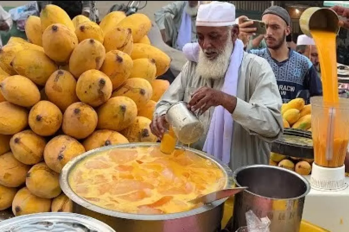 (ویدئو) نوشیدنی خیابانی در پاکستان؛ میلک شیک یخ انبه به روش یک پیرمرد