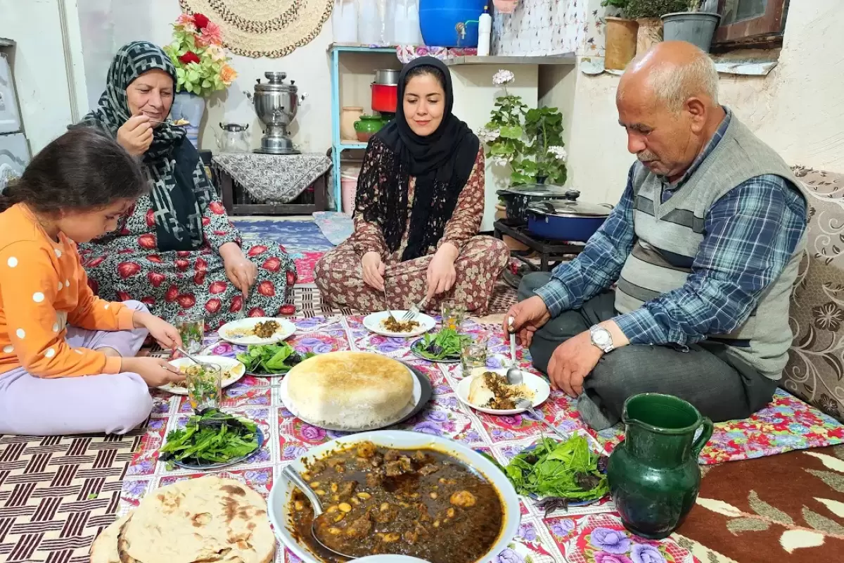 (ویدئو) نحوه پخت یک قرمه سبزی متفاوت به روش بانوی روستایی ارومیه ای