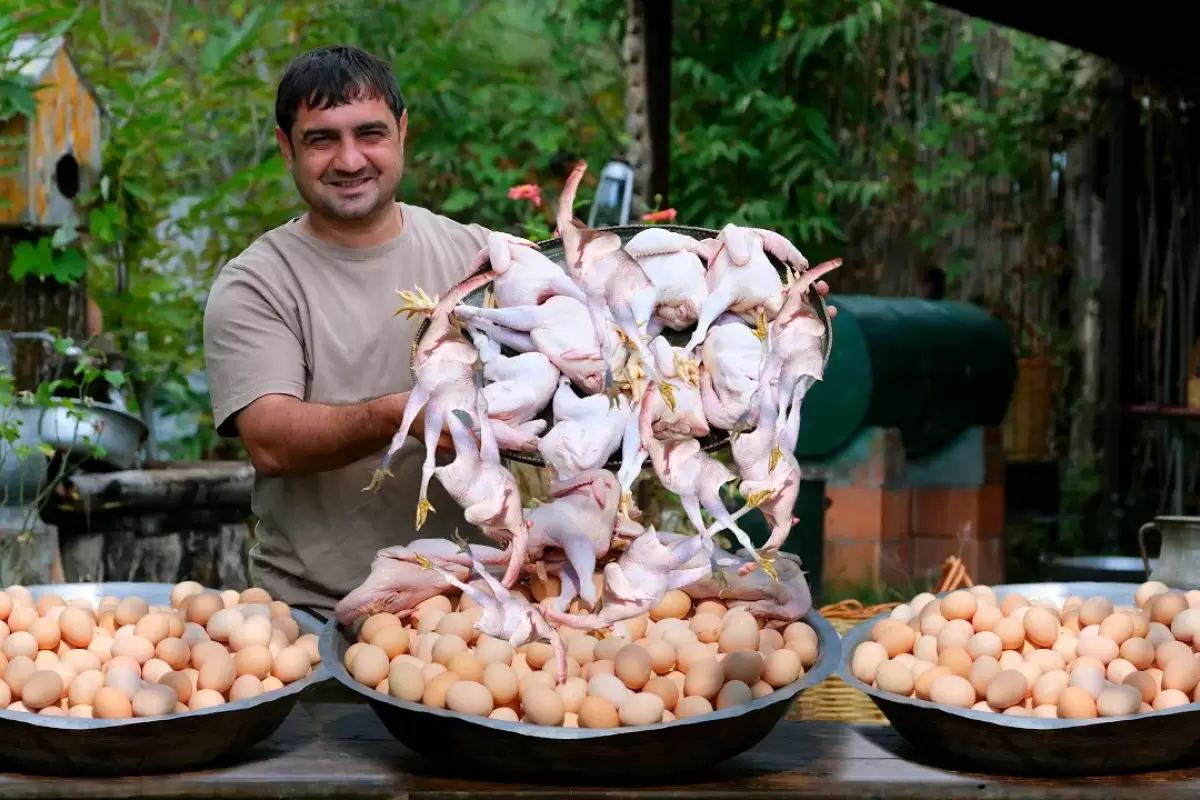 (ویدئو) نحوه پخت یک غذای محلی با گوشت و 1000 تخم مرغ در آذربایجان