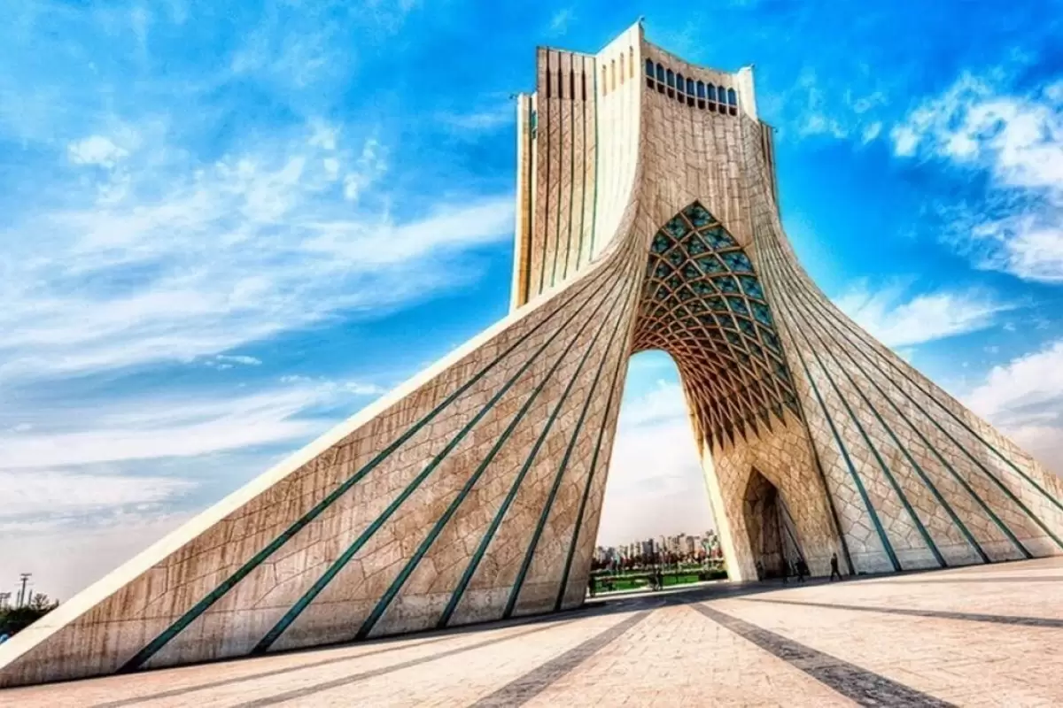 (عکس) نمایی از میدان آزادی تهران در حال ساخت در سال 1349